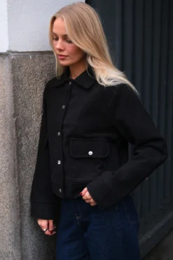 Adela Jakke - Sort