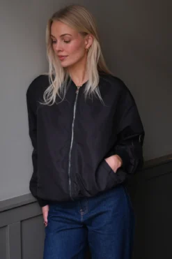 Alexandra Jakke - Sort