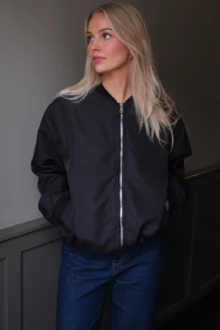 Alexandra Jakke - Sort