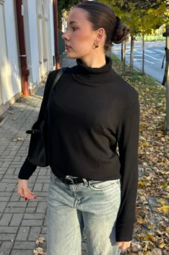 Amelia Strik - Sort