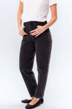 De Originale Performance Mom Jeans - Washed Black Denim