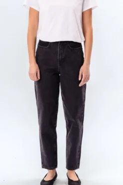 De Originale Performance Mom Jeans - Washed Black Denim