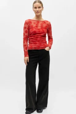 Elodie Top - Cranberry Poinsette Roses