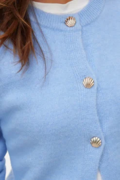 Fiona Kort Cardigan med Knapper - Brunnera Blue Melange