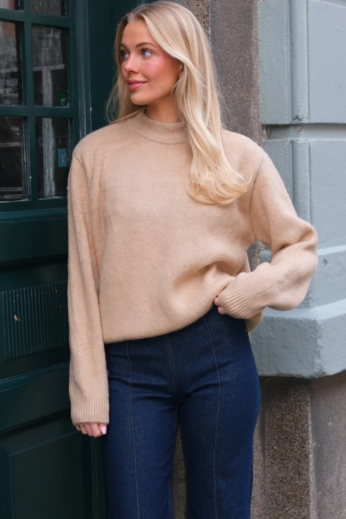 Hazel Strik - Beige