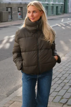Kort Puffer Jakke - Oliven