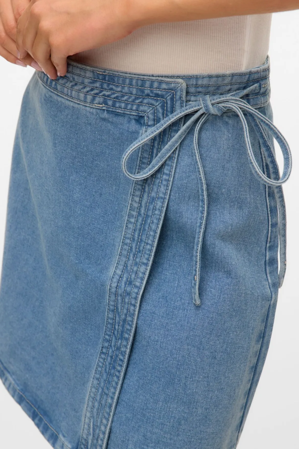 Liza Short Denim Slå-om-nederdel - Medium Blue Denim