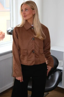 Nelly Kort Jakke - Brun
