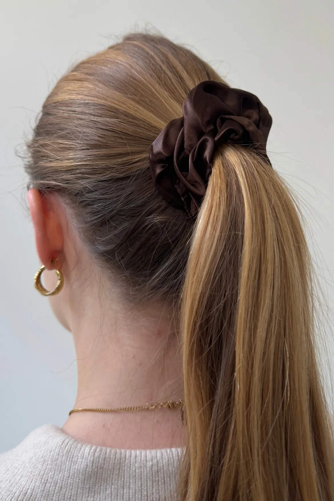 Satin Scrunchie - Mørkebrun
