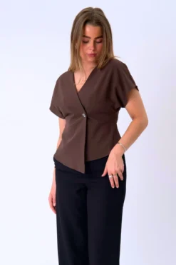Sonja V-hals Top - Chocolate Martini - Sølvknap
